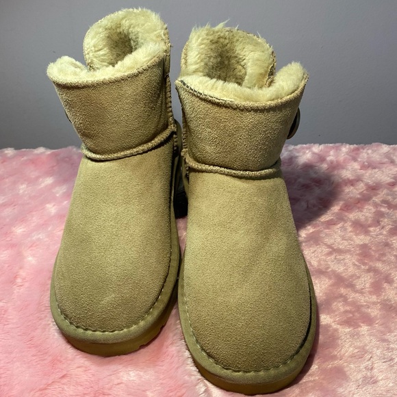 EBV Australia Shearling Boots - Picture 1 of 13